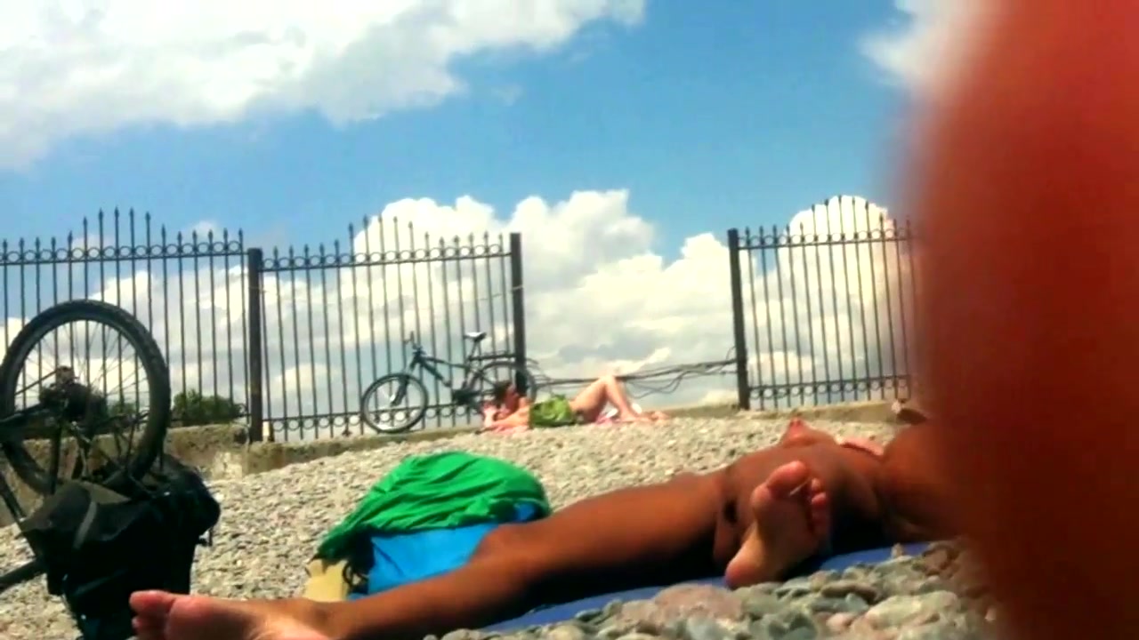 Nudisti in spiaggia filmate con telecamera nascosta foto
