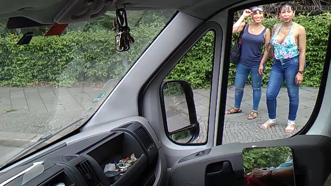 Due donne guardano un ragazzo che si masturba in macchina in un luogo pubblico Immagine
