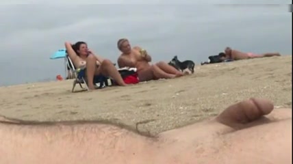 Uomini e donne nudi in spiaggia