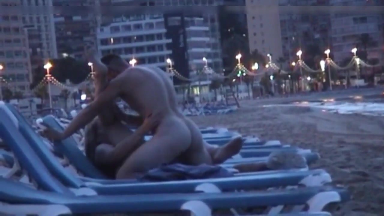 Una coppia amatoriale arrapata viene beccata a fare sesso su una spiaggia spagnola Immagine