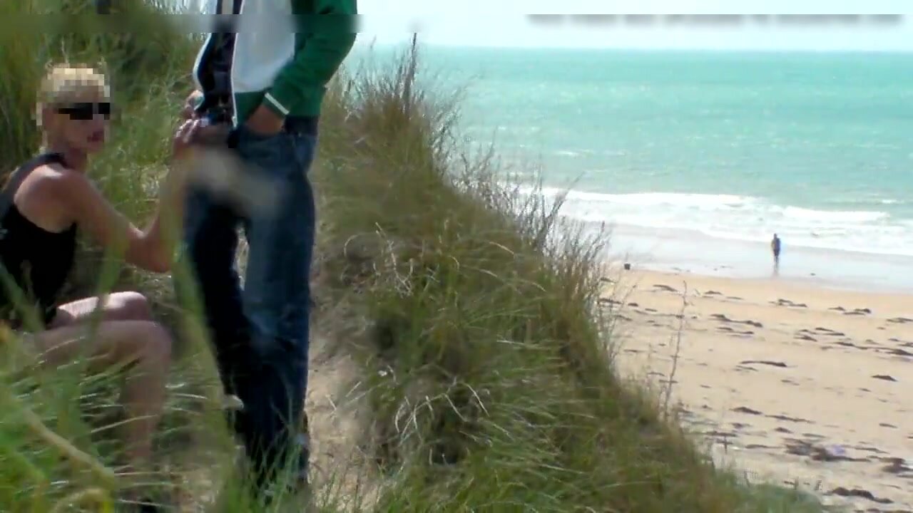 Sega in pubblico con sborrata in spiaggia nascosta tra i cespugli foto