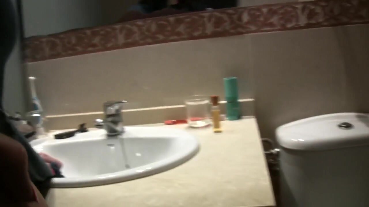 Una moglie paffuta arrapata convinta per un sesso veloce in bagno