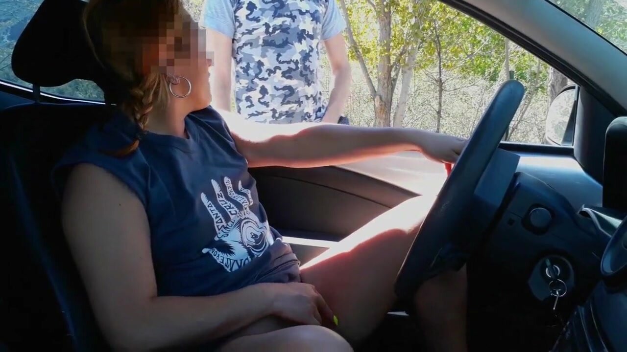 Una donna che si masturba in macchina fa un pompino allo sconosciuto nel parcheggio foto