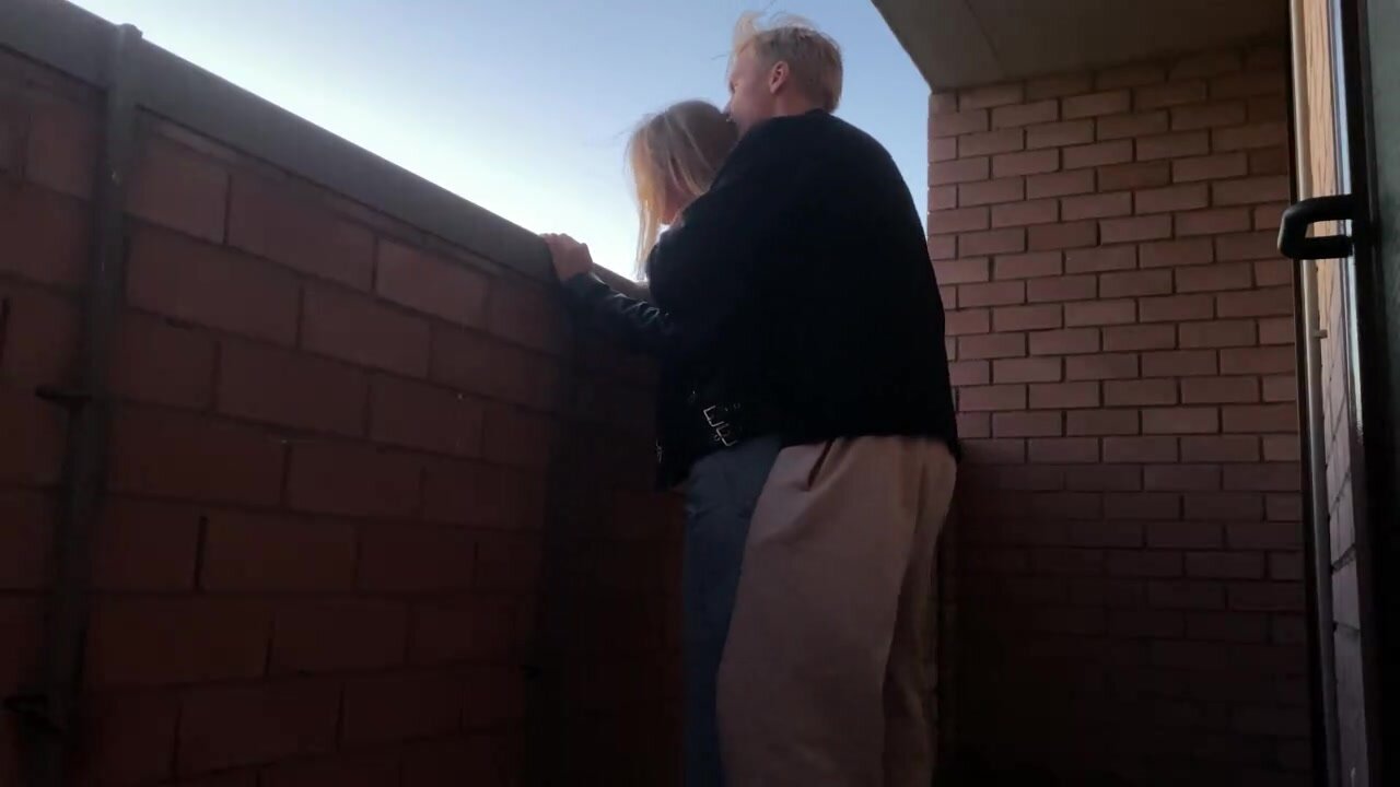 Pompino di coppia amatoriale e sesso sul balcone photo